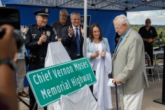 8 de septiembre de 2022: La senadora Lindsey Williams asiste a la inauguración de la autopista Chief Vernon Moses.