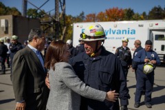 11 de octubre de 2022: La senadora Lindsey Williams celebra la formación del Equipo de Búsqueda y Rescate Urbano de Western PA