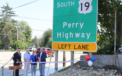 La senadora Lindsey M. Williams se une a los concejales de McCandless para inaugurar la nueva acera de conexión a lo largo de Perry Highway